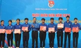Kết nạp, trao thẻ đoàn viên, huy hiệu đoàn cho 100 thanh niên ưu tú
