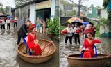 Đám cưới ngày mưa lũ, chú rể đón dâu bằng thuyền thúng 