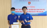 Được sự ủy quyền của Trung ương Đoàn, anh Nguyễn Tuấn Nam - Bí thư Tỉnh đoàn Lạng Sơn (bìa phải) trao Huy hiệu "Tuổi trẻ dũng cảm" cho Hoàng Đình Phúc (bìa trái)