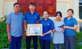 Đoàn viên Lê Quang Thuận (giữa) nhận phần thưởng, giấy khen của chính quyền và tổ chức Đoàn địa phương -Ảnh: Duy Chiến 