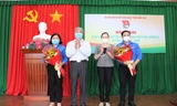 Tân Bí thư và phó Bí thư tỉnh đoàn Bến Tre nhận hoa chúc mừng