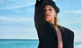 Kate Moss 'thả rông' ngực trần quyến rũ
