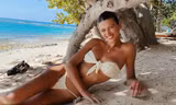 Georgia Fowler diện bikini thả dáng tuyệt mỹ trên biển