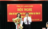 Chị Đinh Thị Anh Thư (giữa) nhận hoa chúc mừng. Ảnh: Duy Chiến