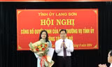 Chị Đinh Thị Anh Thư (giữa) nhận hoa chúc mừng. Ảnh: Duy Chiến