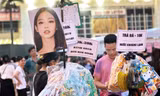 Ôm đồ cổ vũ BlackPink, nhóm sinh viên Hà Nội 'mếu máo' vì lỗ cả trăm triệu