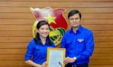 Anh Bùi Quang Huy, Ủy viên dự khuyết T.Ư Đảng, Bí thư thường trực T.Ư Đoàn trao quyết định cho chị Hồ Hồng Nguyên.