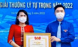 Chị Lô Thị Lan, Bí thư Đoàn thị trấn Thạch Giám vinh dự được T.Ư Đoàn trao tặng Giải thưởng Lý Tự Trọng năm 2022 