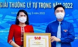 Chị Lô Thị Lan, Bí thư Đoàn thị trấn Thạch Giám vinh dự được T.Ư Đoàn trao tặng Giải thưởng Lý Tự Trọng năm 2022 