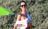 Alessandra Ambrosio rạng ngời chơi bóng chuyền bãi biển ở Malibu