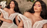 Kylie Jenner diện đầm xẻ ngực sâu quyến rũ như công chúa