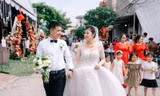 Cặp đôi nhà sát vách lấy nhau, đám cưới khách ngồi nhầm tiệc, bỏ nhầm phong bì