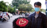 Bạn trẻ ở TPHCM kiếm thu nhập hàng triệu đồng dịp Valentine