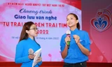 Hoa hậu H'Hen Niê xúc động khi được truyền cảm hứng từ người khuyết tật