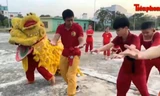 Võ sinh nhí hào hứng trổ tài múa lân