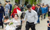Chú rể Thanh Hóa đẩy xe đưa vợ vào hôn trường: 'Cuối cùng cũng đón được cô ấy'
