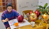Nghề 'trang điểm' trái cây kiếm cả triệu đồng mỗi ngày dịp Tết Nguyên Đán