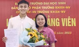 Bạn Nguyễn Trần Anh Thư (bên phải), lớp 62A1 Sư phạm Ngữ văn, trường Đại học Vinh vinh dự được đứng trong hàng ngũ của Đảng khi đang là sinh viên 