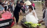 Chú rể ở Nghệ An dùng thuyền rước dâu vào hôn trường