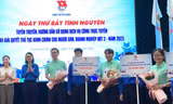 Đoàn viên hướng dẫn người dân sử dụng dịch vụ công trực tuyến