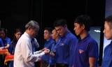 Bí thư Thành ủy Trương Quang Nghĩa trao huy hiệu búa liềm cho các đảng viên trẻ xuất ngũ dự Đối thoại tháng 3