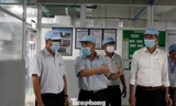 PGS.TS Nguyễn Trường Sơn, Thứ trưởng Bộ Y tế, Trưởng bộ phận thường trực đặc biệt của Bộ Y tế tại Đà Nẵng (bìa trái) kiểm tra quy trình phòng chống dịch COVID – 19 của các doanh nghiệp trong các KCN ở Đà Nẵng. Ảnh: Giang Thanh