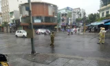 Đường phố Đà Nẵng ngập sâu trong biển nước, CSGT đội mưa phân luồng