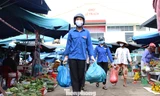 'Áo xanh' đi chợ giúp dân ở khu phong tỏa