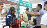 Hội chợ hàng Việt và nông sản sạch năm 2017 thu hút sự tham gia của người dân Đà Nẵng. Ảnh: Giang Thanh