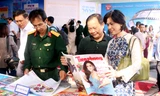 Ấn phẩm Xuân của báo Tiền Phong trưng bày tại Hội Báo Xuân Canh Tý Đà Nẵng nhận được sự quan tâm của đông đảo phóng viên và độc giả tham dự. Ảnh: Giang Thanh