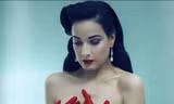Ngắm vòng một của vũ nữ thoát y Dita Von Teese