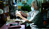 Khỏi bệnh COVID, cụ bà 83 tuổi tiếp tục may chăn, quần áo tặng người nghèo
