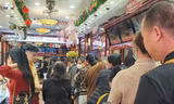 Nhiều người vội vã đi bán vàng
