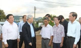 Tổng Bí thư Nguyễn Phú Trọng thăm gia đình ông Trần Văn Mùi Ảnh: TTXVN