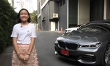 Natthanan Sanunrat chụp ảnh bên chiếc xe BMW do chính cô bé mua.