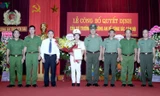 Thượng tá Lê Thị Thanh Hằng nhận quyết định bổ nhiệm Phó Giám đốc Công an tỉnh Yên Bái. Ảnh: VTC News