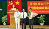 Bí thư Thành ủy Hải Phòng tặng hoa đại tá Vũ Thanh Chương (trái) và đại tá Lê Ngọc Châu (phải). Ảnh: VF