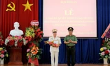 Thượng tướng Nguyễn Văn Thành trao quyết địnhvà chúc mừng Đại tá Bùi Xuân Thắng.