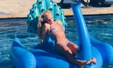 Britney Spears khoe vóc dáng săn chắc với bikini giữa mâu thuẫn với bố ruột