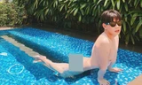 Nam ca sĩ Đào Bá Lộc gây sốc khi đăng ảnh khoả thân nằm dài trong bể bơi