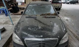 Xe Mercedes-Benz gần chục tỷ đồng bị bỏ hoang bên vệ đường nhiều năm. Ảnh: VTC News