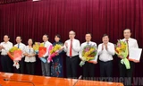 Lãnh đạo thành phố Hồ Chí Minh trao quyết định và chúc mừng các tân Ủy viên Ban Chấp hành Đảng bộ thành phố Hồ Chí Minh.