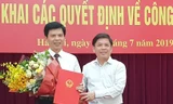 Bộ trưởng Bộ Giao thông vận tải Nguyễn Văn Thể trao quyết định và chúc mừng tân Thứ trưởng Lê Anh Tuấn. Ảnh: Báo Chính phủ