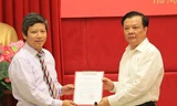 Bộ trưởng Đinh Tiến Dũng trao quyết định cho đồng chí Phạm Văn Trường. Ảnh: Báo Chính phủ