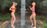Chipu và Quỳnh Anh Shyn rủ nhau diện bikini đọ dáng nóng bỏng