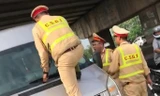 Bản tin 8H: CSGT nhảy lên đầu ô tô, túm cần gạt nước cản tài xế xe khách