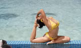 Ốc Thanh Vân mặc bikini tạo dáng yoga gây 'sốt'