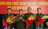 Trung tướng Nguyễn Doãn Anh, Tư lệnh Quân khu 4 chúc mừng các đồng chí được bổ nhiệm chức vụ mới. Ảnh báo Thanh Hóa