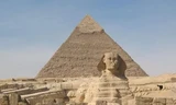 Tượng Nhân Sư phía trước kim tự tháp Giza.