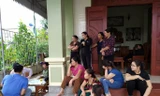 Gia đình ông Lê Minh Tuân (huyện Yên Thành, Nghệ An) lo lắng về thông tin người thân gặp nạn. Ảnh: VTC News